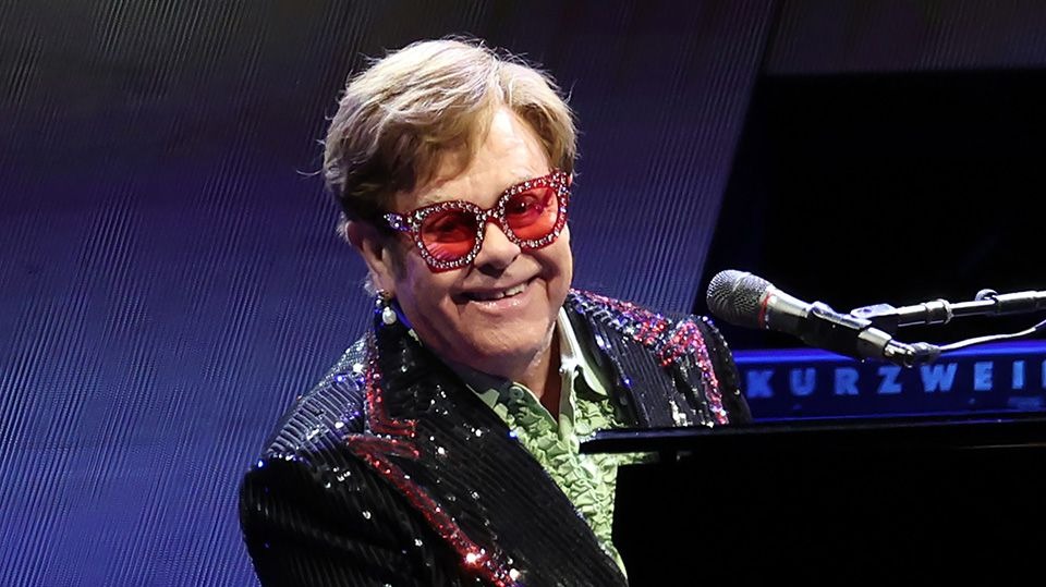 Elton John : sa collection vendue 8 millions de dollars lors d’une vente aux enchères